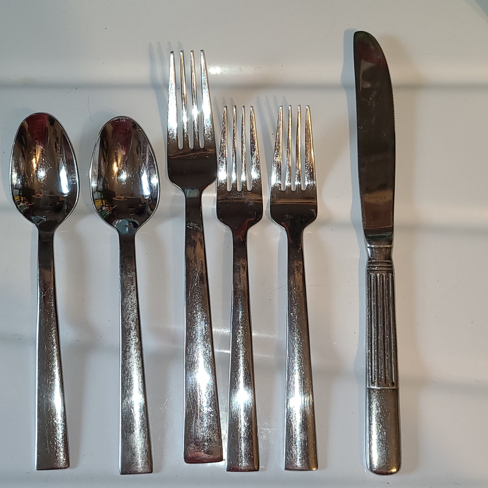 Silver Flatware Dining Set with Sleek Design